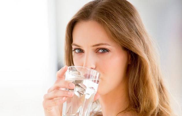 Uống nước mỗi ngày cho da tươi trẻ